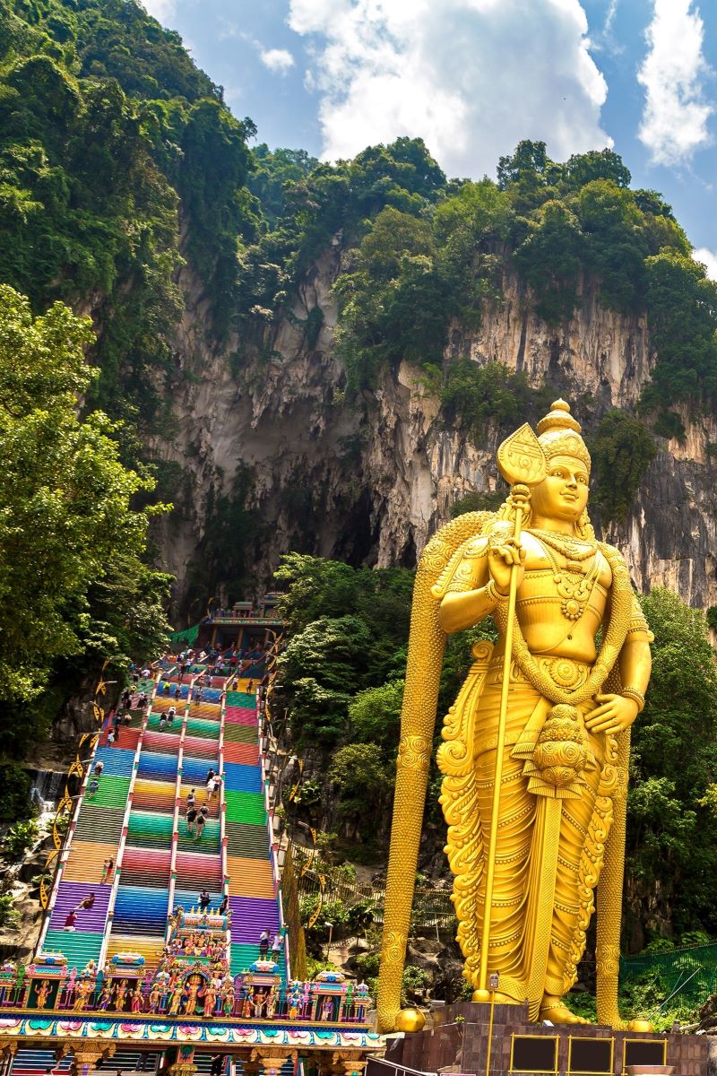 tourits visiting Arulmigu Murugan Statue Batu Caves